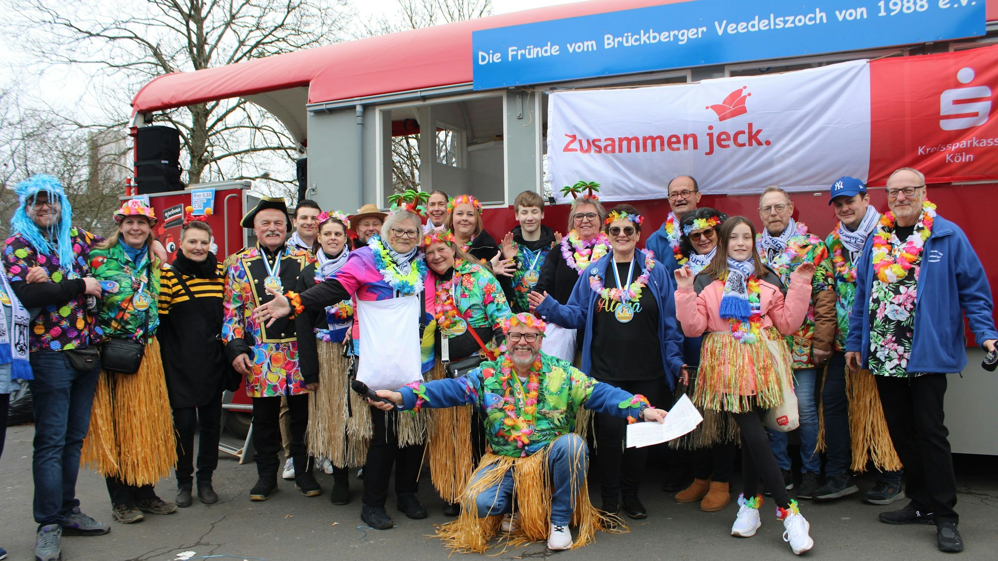 Der Brückberger Veedelszoch als erster Karnevalszug im Rhein-Sieg-Kreis: Die Fründe vom Brückberger Veedelszoch im Hawaii-Motto verkleidet