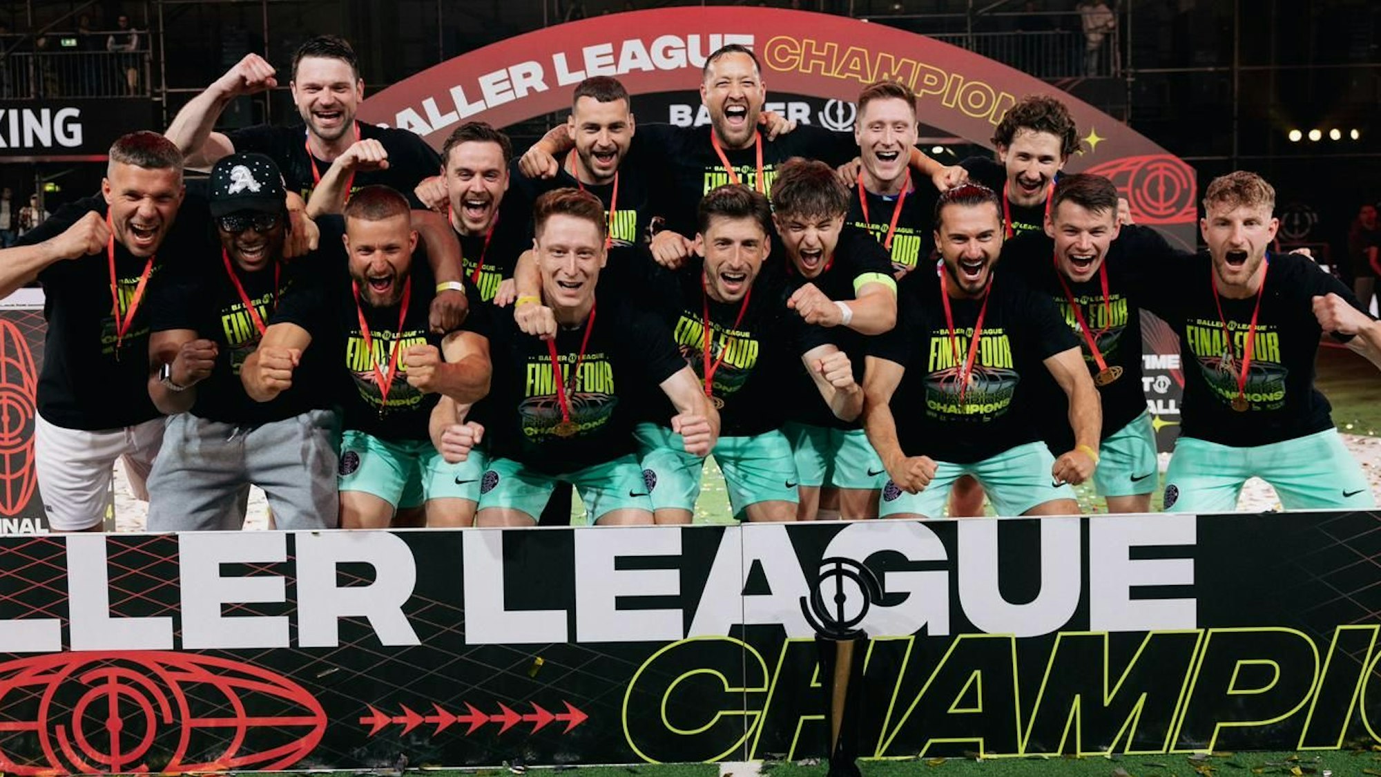 Das Foto zeigt eine jubelnde Mannschaft von Lukas Podolski in der Baller League