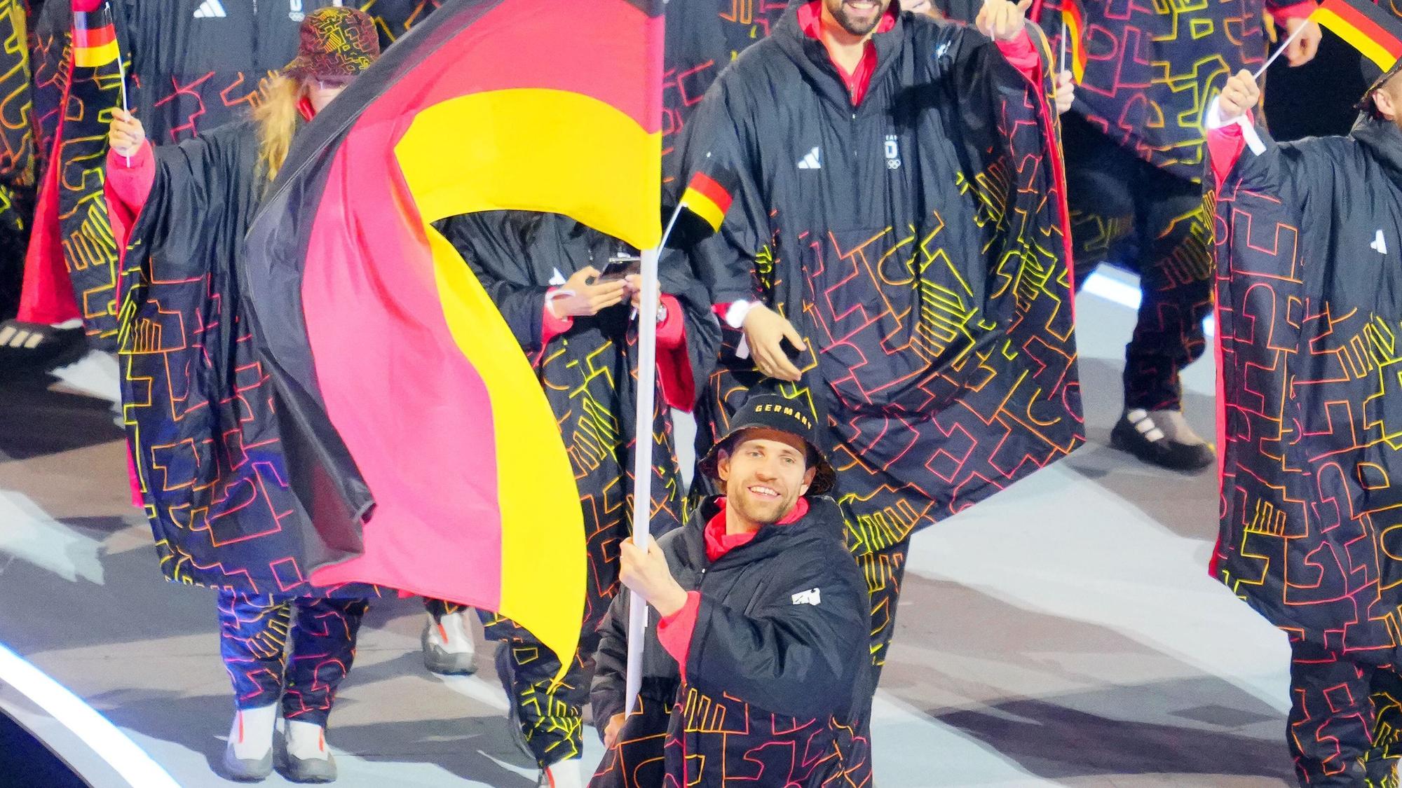 dpatopbilder - 06.02.2026, Italien, Mailand: Olympia, Olympische Winterspiele Mailand Cortina 2026, Eröffnungsfeier in Mailand, San Siro, die Mannschaft aus Deutschland wird von Fahnenträger Leon Draisaitl (Eishockey) angeführt. Foto: Michael Kappeler/dpa +++ dpa-Bildfunk +++