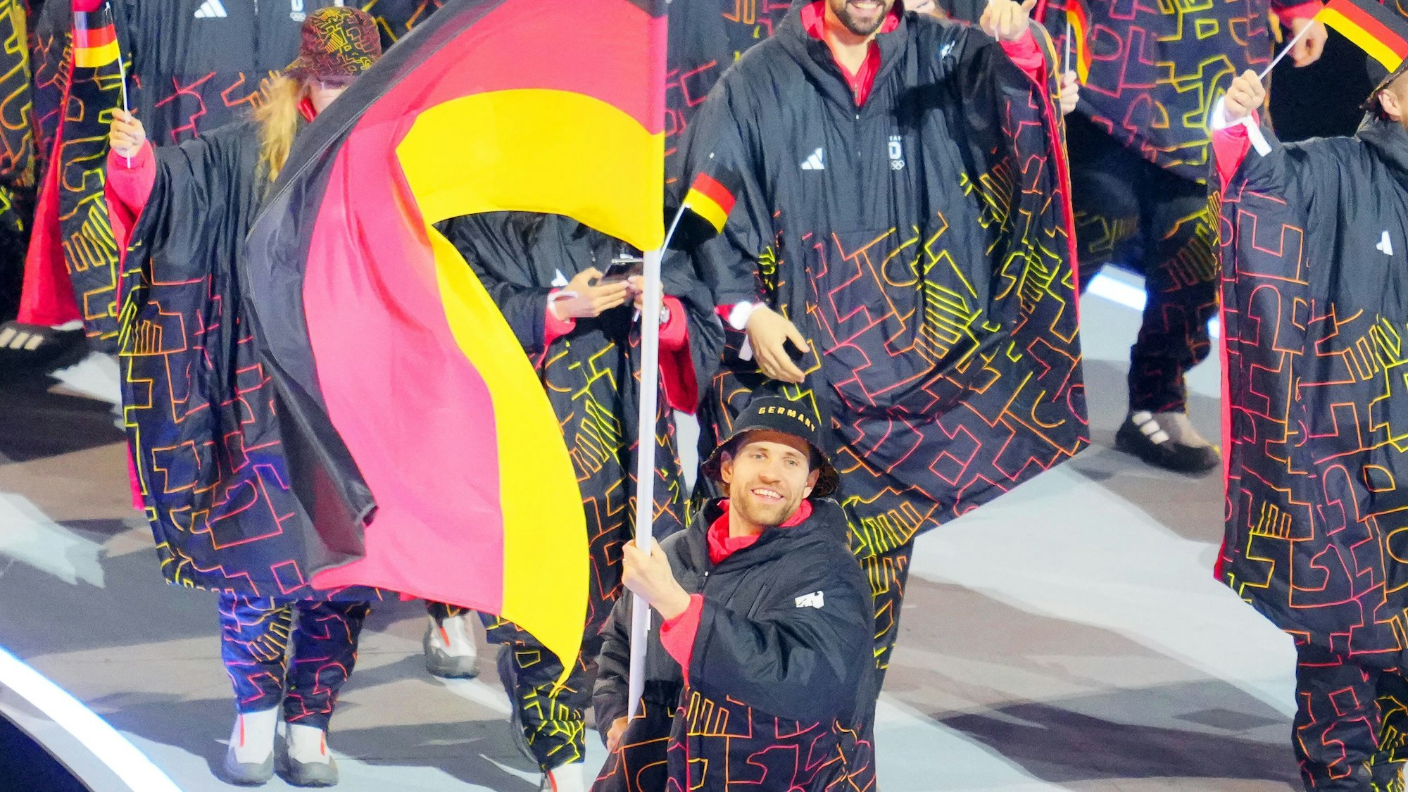 dpatopbilder - 06.02.2026, Italien, Mailand: Olympia, Olympische Winterspiele Mailand Cortina 2026, Eröffnungsfeier in Mailand, San Siro, die Mannschaft aus Deutschland wird von Fahnenträger Leon Draisaitl (Eishockey) angeführt. Foto: Michael Kappeler/dpa +++ dpa-Bildfunk +++