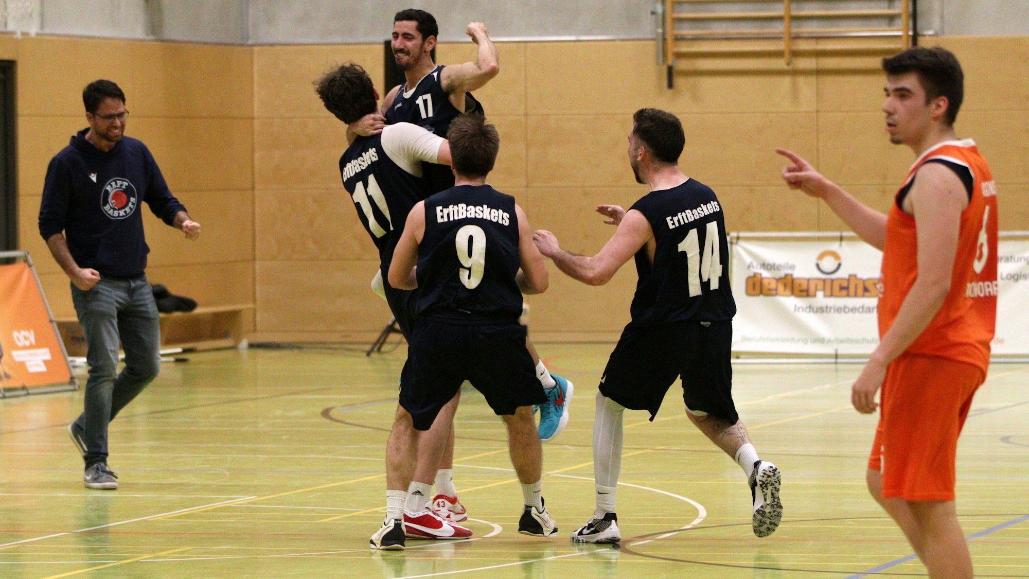 Nuno Fragueira streckt den Arm in die Höhe, ein Mitspieler hebt ihn hoch Ein Betreuer und zwei Mitspieler wollen mitjubeln. Ein Gegner zeigt aber an, dass etwas nicht stimmt.