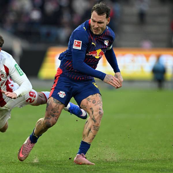 Jan Thielmann im Duell mit dem Leipziger Nationalverteidiger David Raum