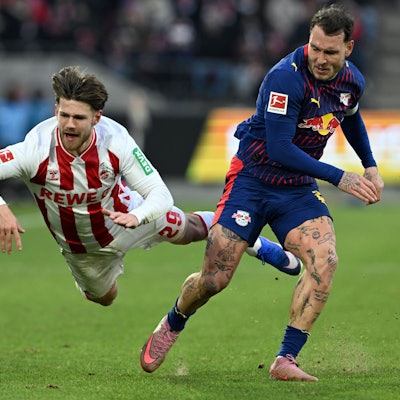 Jan Thielmann im Duell mit dem Leipziger Nationalverteidiger David Raum