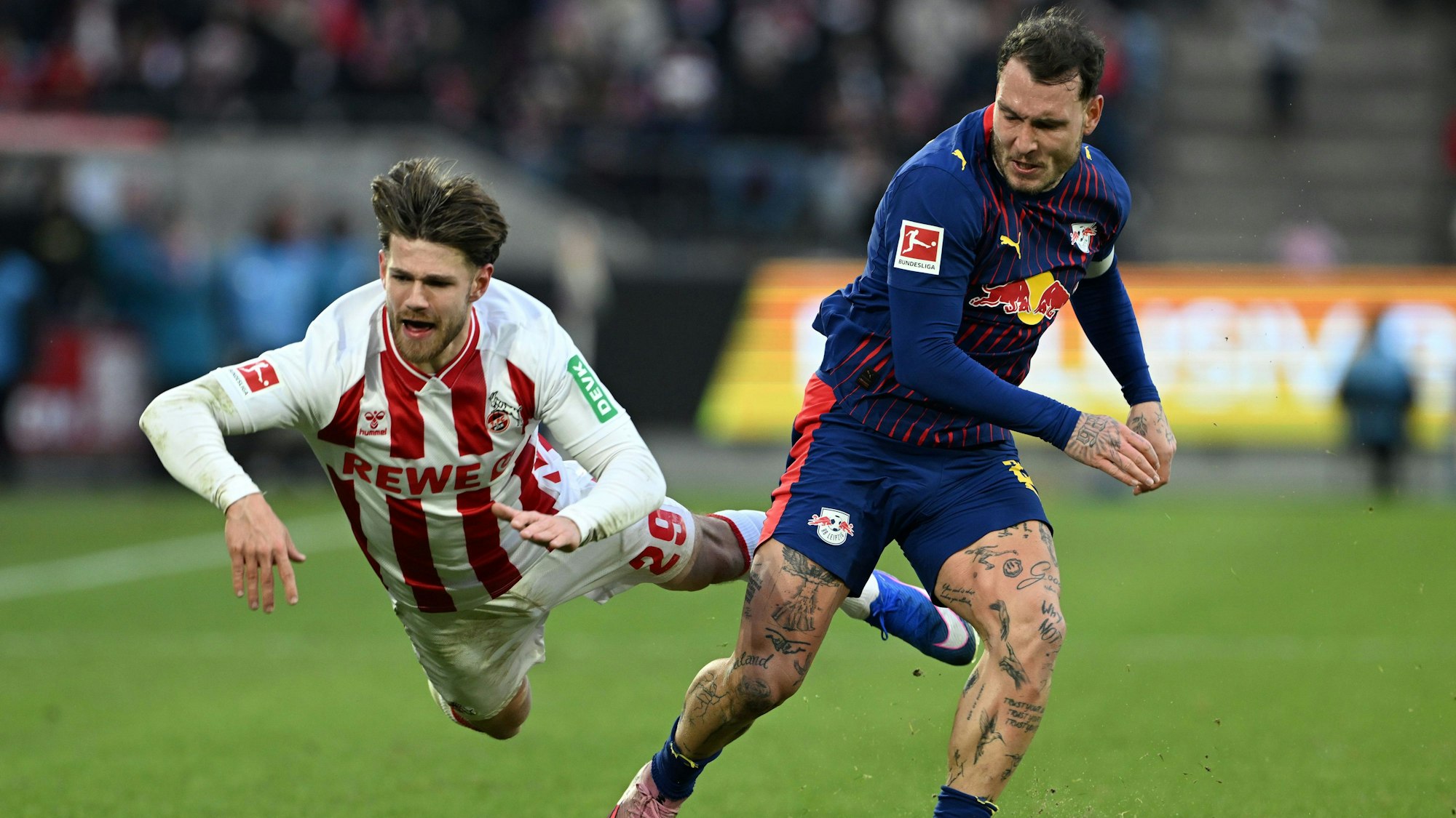 Jan Thielmann im Duell mit dem Leipziger Nationalverteidiger David Raum