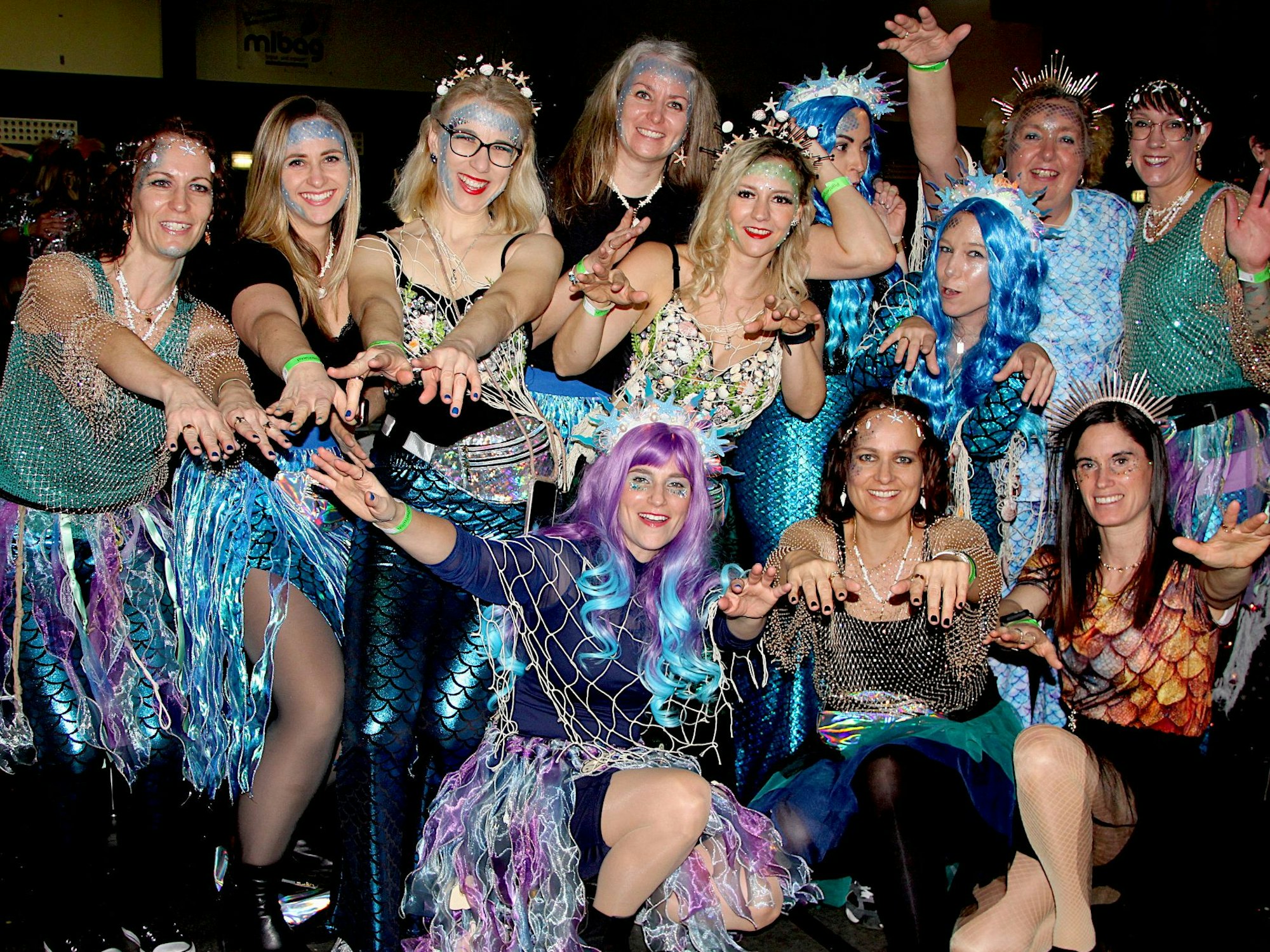 Eine Gruppe Frauen ist als Meerjungfrauen verkleidet.