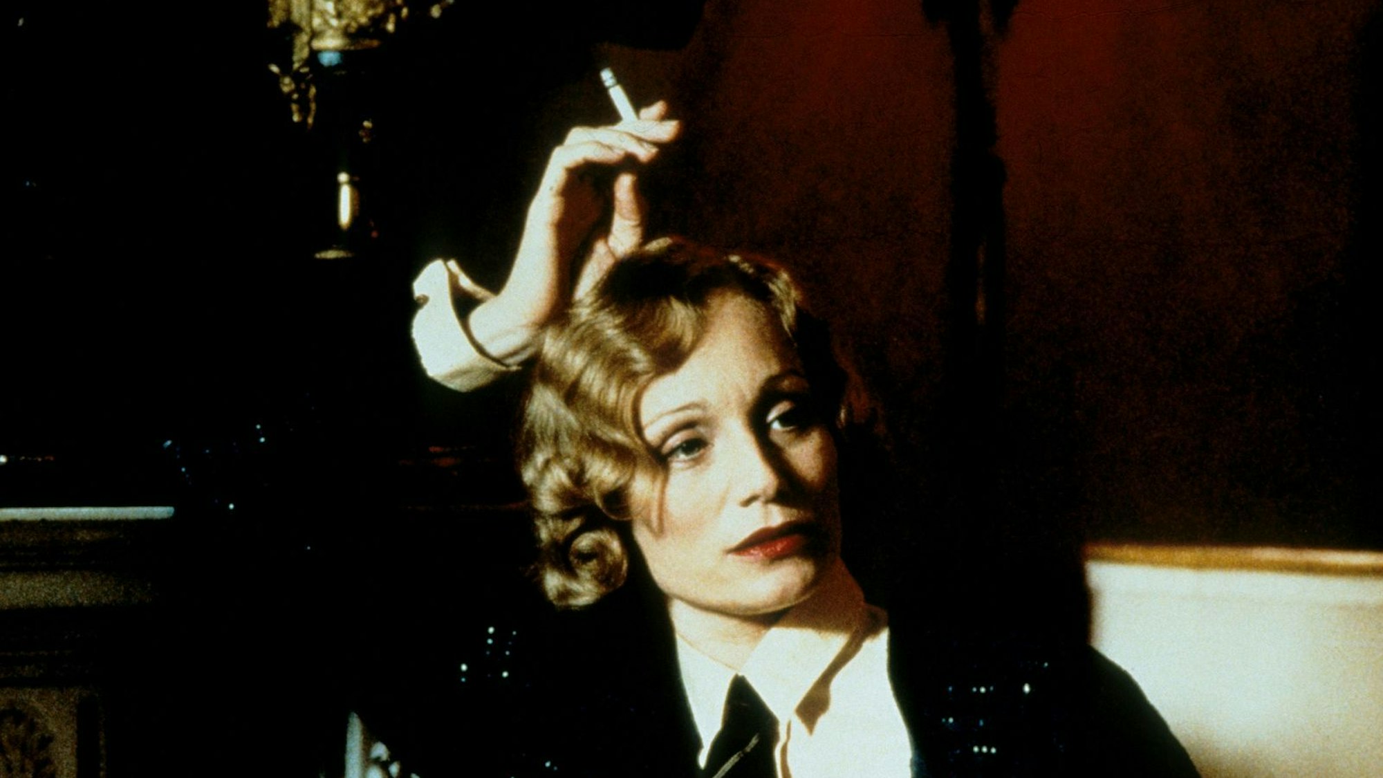 Die hochnäsige Lady Sylvia McCordle (Kristin Scott Thomas) ist in einer unglücklichen Ehe mit dem deutlich älteren Sir William gefangen.
(Bild: © Zestwick Ltd./Film Council/Sandcastle 5 Productions Inc)