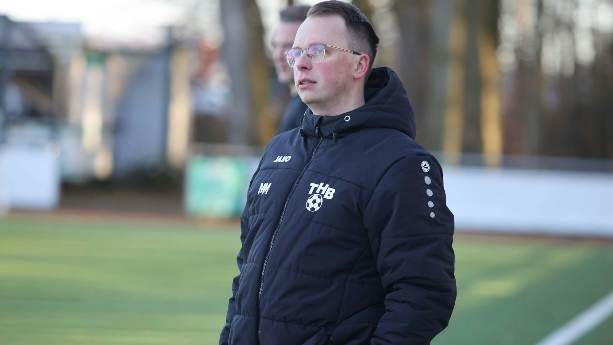 Zu sehen ist ein Fußballtrainer am Spielfeldrand.