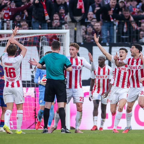 Sebastian Sebulonson und seine Kollegen fordern einen Hand-Elfmeter, doch am Ende entschied der Schiedsrichter auf Abseits.