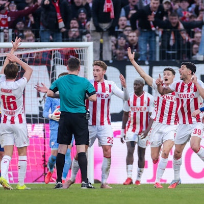 Sebastian Sebulonson und seine Kollegen fordern einen Hand-Elfmeter, doch am Ende entschied der Schiedsrichter auf Abseits.