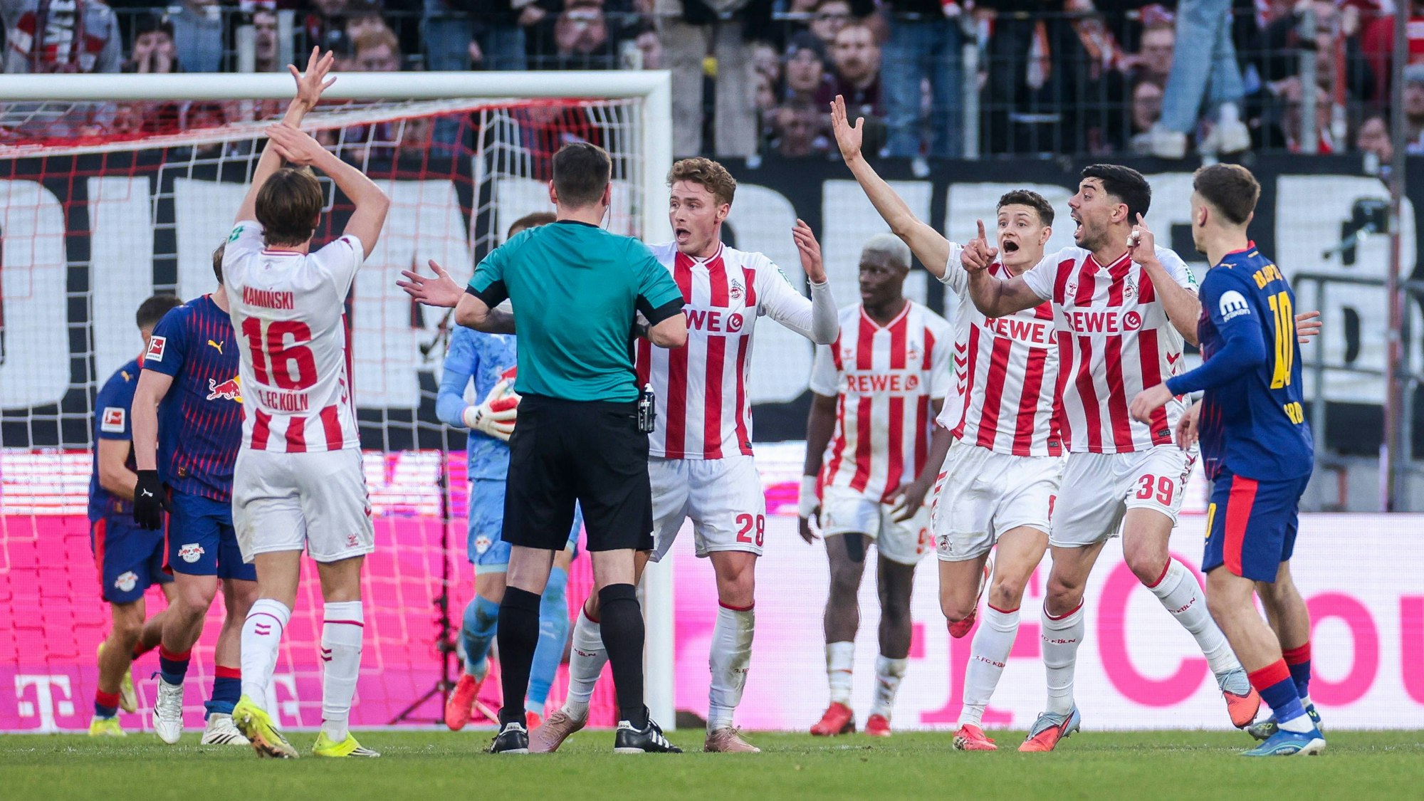 Sebastian Sebulonson und seine Kollegen fordern einen Hand-Elfmeter, doch am Ende entschied der Schiedsrichter auf Abseits.