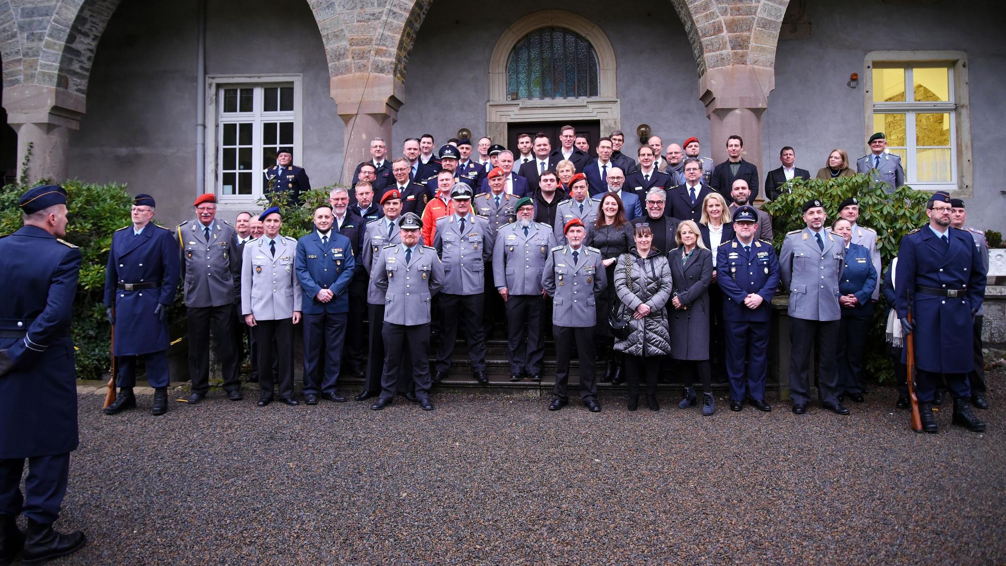 Das Foto wurde beim Jahresempfang des Kreisverbindungskommandos beim Oberbergischen Kreis in Schloss Gimborn aufgenommen