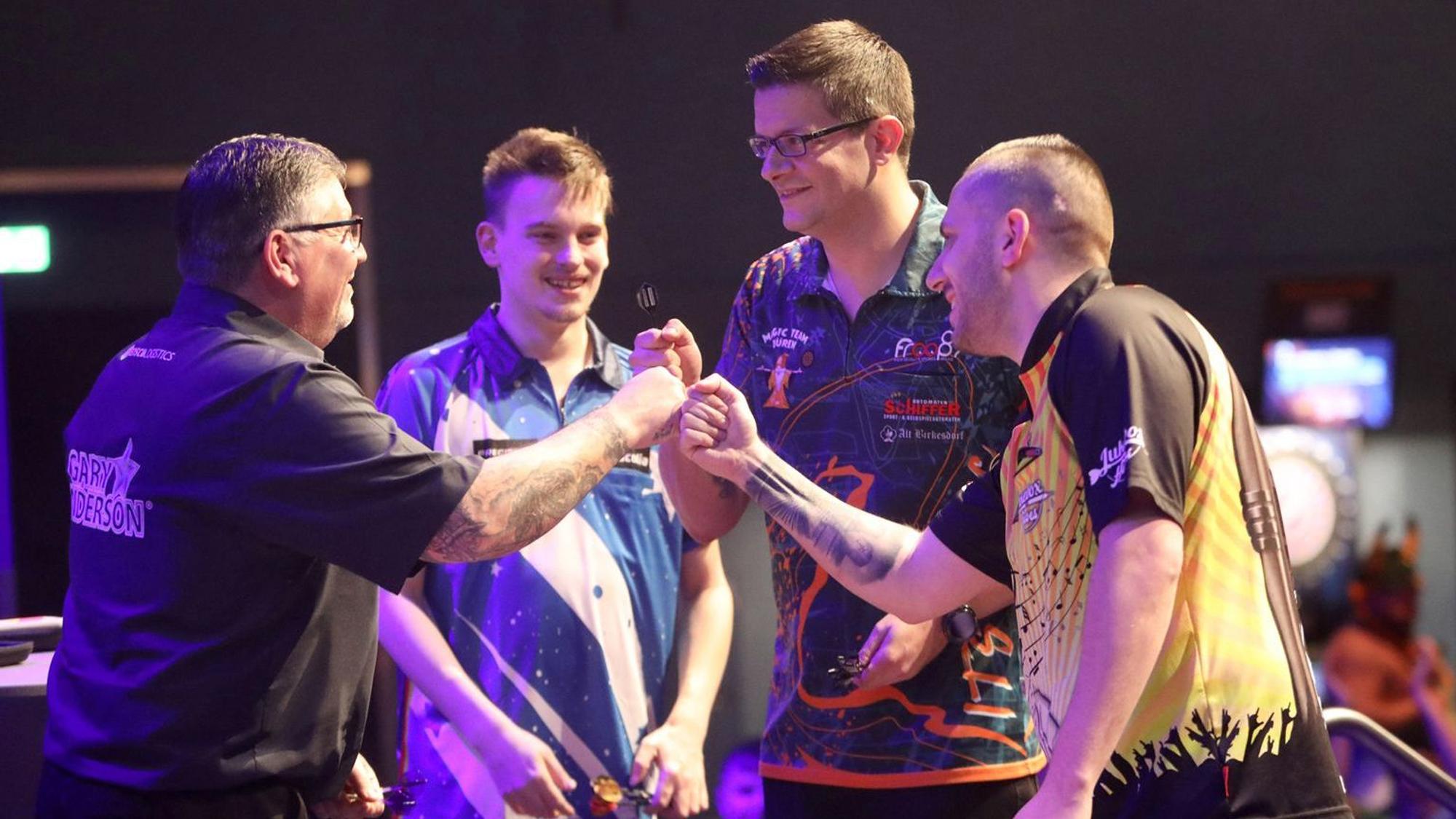 Die Darts-Profis Gary Anderson und Ricardo Pietreczk mit Hobbyspielern: Marco Zeuner aus Waldbröl und Mike De Witt aus Troisdorf