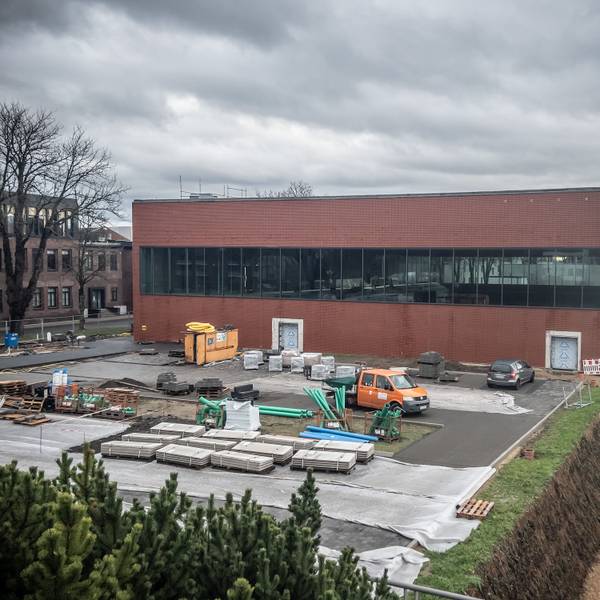 Die Halle an der Werkstättenstraße in der Neuen Bahnstadt Opladen kann immer noch nicht genutzt werden.