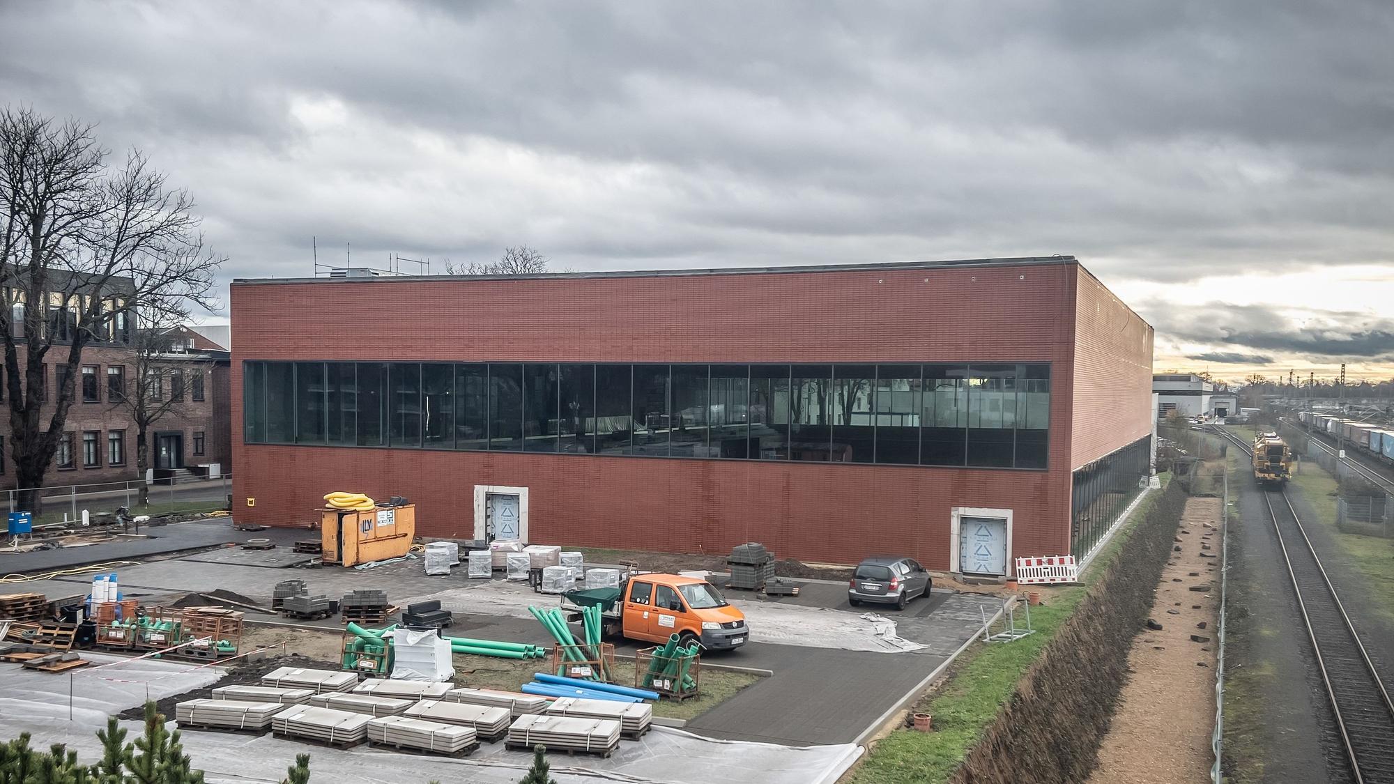 Von außen sieht die neue Sporthalle schon gut aus, beim Innenausbau gibt es Probleme.