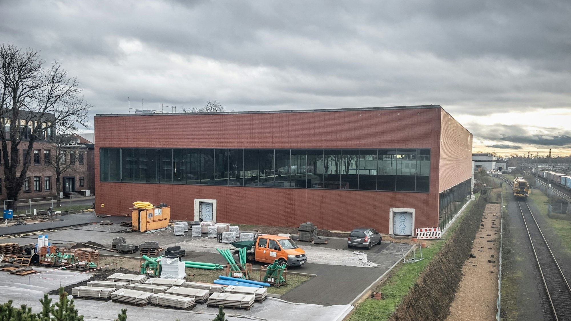 Von außen sieht die neue Sporthalle schon gut aus, beim Innenausbau gibt es Probleme.