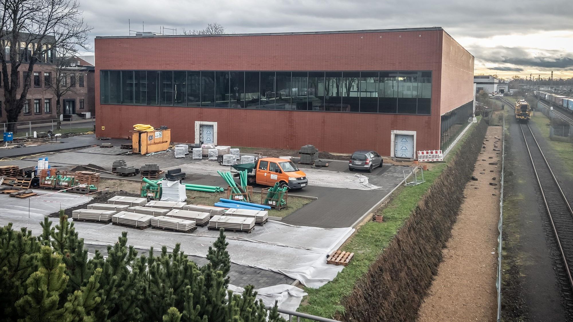 Die Halle an der Werkstättenstraße in der Neuen Bahnstadt Opladen kann immer noch nicht genutzt werden.