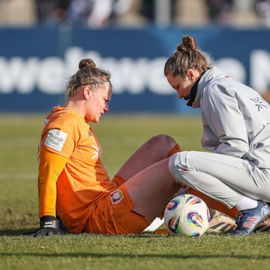 GER, Frankfurt, Eintracht Frankfurt vs Bayer 04 Leverkusen, Google Pixel Bundesliga, Fussball, DFB, Spielzeit 2024/2026, Stadion am Bretanobad, 17. Spieltag im Bild: Friederike Repohl Bayer Leverkusen Frauen 27, Verletzung, Behandlung gegen Eintracht Frankfurt DFB/DFL REGULATIONS PROHIBIT ANY USE OF PHOTOGRAPHS AS IMAGE SEQUENCES AND/OR QUASI-VIDEO, 07.02.2026 *** GER, Frankfurt, Eintracht Frankfurt vs Bayer 04 Leverkusen, Google Pixel Bundesliga, Football, DFB, Season 2024 2026, Stadion am Bretanobad, 17 Matchday in picture Friederike Repohl Bayer Leverkusen Women 27 , Injury, Treatment against Eintracht Frankfurt DFB DFL REGULATIONS PROHIBIT ANY USE OF PHOTOGRAPHS AS IMAGE SEQUENCES AND OR QUASI VIDEO, 07 02 2026 Copyright: HMBxMedia/HendrikxHamelau