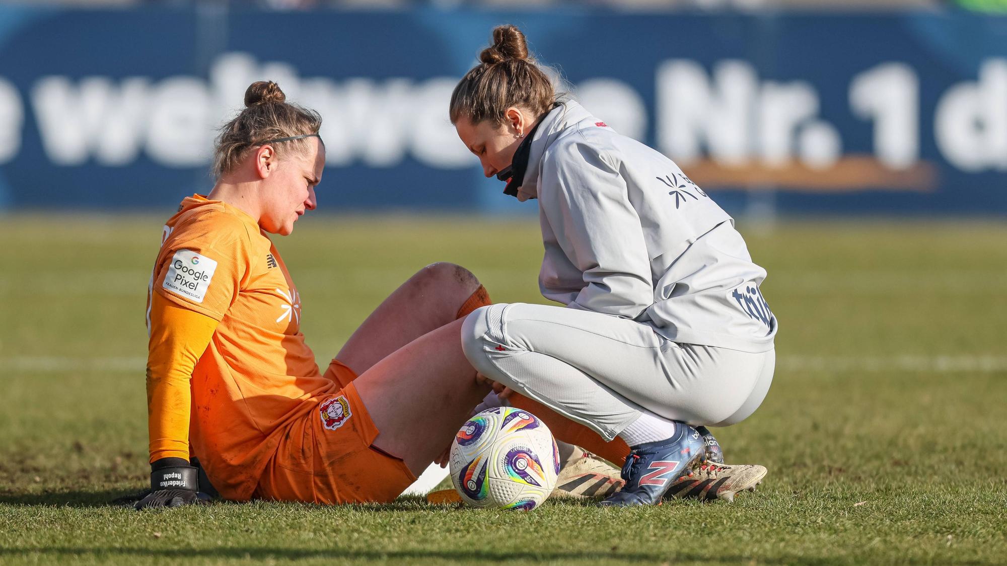 GER, Frankfurt, Eintracht Frankfurt vs Bayer 04 Leverkusen, Google Pixel Bundesliga, Fussball, DFB, Spielzeit 2024/2026, Stadion am Bretanobad, 17. Spieltag im Bild: Friederike Repohl Bayer Leverkusen Frauen 27, Verletzung, Behandlung gegen Eintracht Frankfurt DFB/DFL REGULATIONS PROHIBIT ANY USE OF PHOTOGRAPHS AS IMAGE SEQUENCES AND/OR QUASI-VIDEO, 07.02.2026 *** GER, Frankfurt, Eintracht Frankfurt vs Bayer 04 Leverkusen, Google Pixel Bundesliga, Football, DFB, Season 2024 2026, Stadion am Bretanobad, 17 Matchday in picture Friederike Repohl Bayer Leverkusen Women 27 , Injury, Treatment against Eintracht Frankfurt DFB DFL REGULATIONS PROHIBIT ANY USE OF PHOTOGRAPHS AS IMAGE SEQUENCES AND OR QUASI VIDEO, 07 02 2026 Copyright: HMBxMedia/HendrikxHamelau