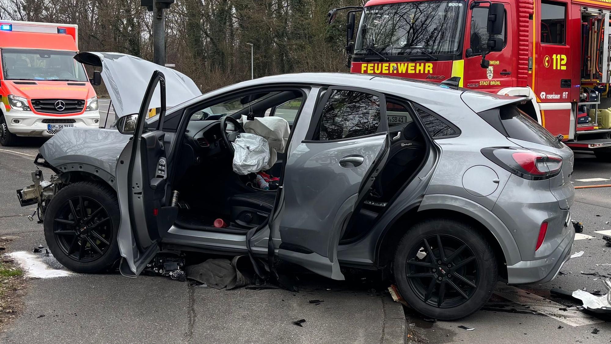 Im Vordergrund ein Fahrzeug mit Unfallspuren. Gas- und Fahrzeugsplitter lagen weit über die Kreuzung verteilt. Im Hintergrund Feuerwehr- und Notarztfahrzeuge.