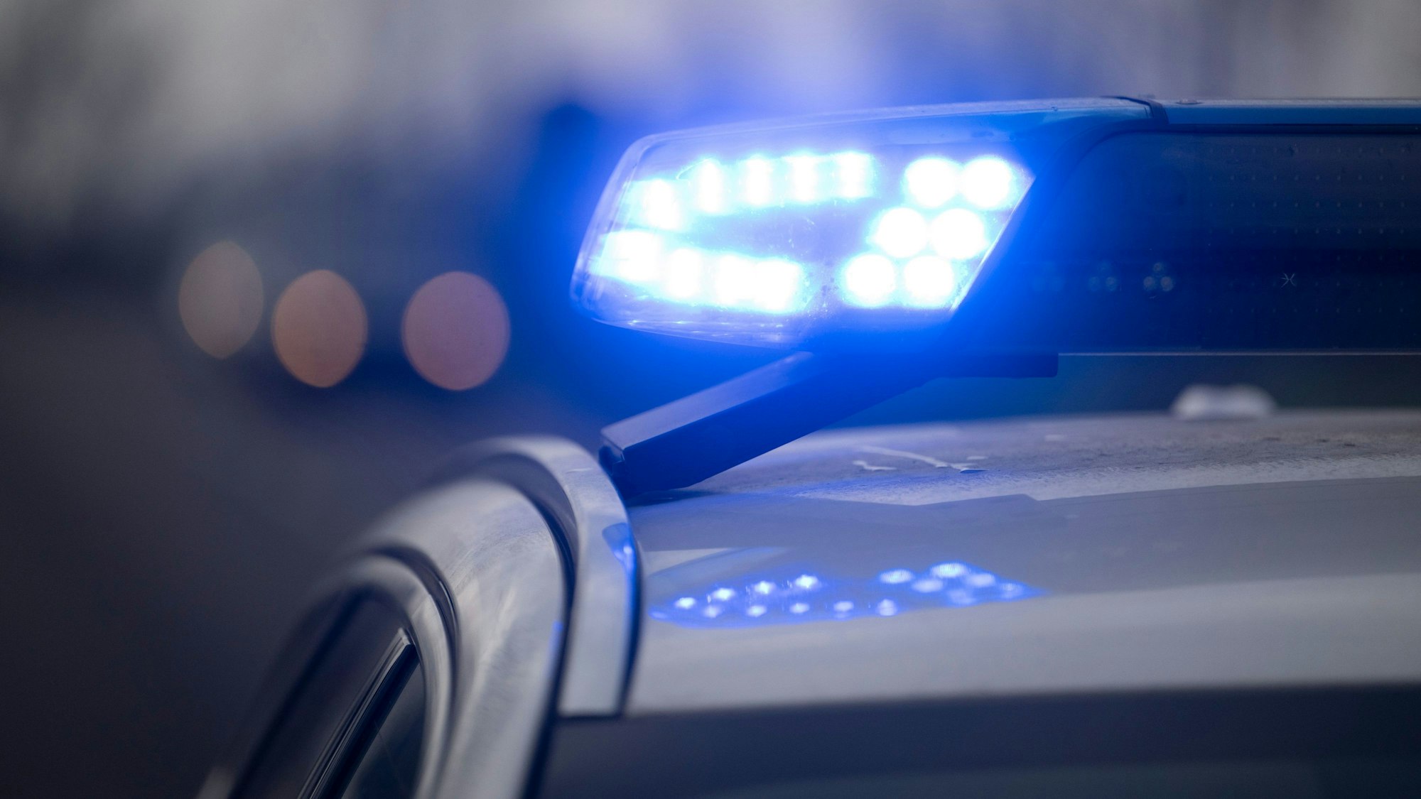 Ein Blaulicht blinkt während eines Fototermins mit der Deutschen Presse-Agentur