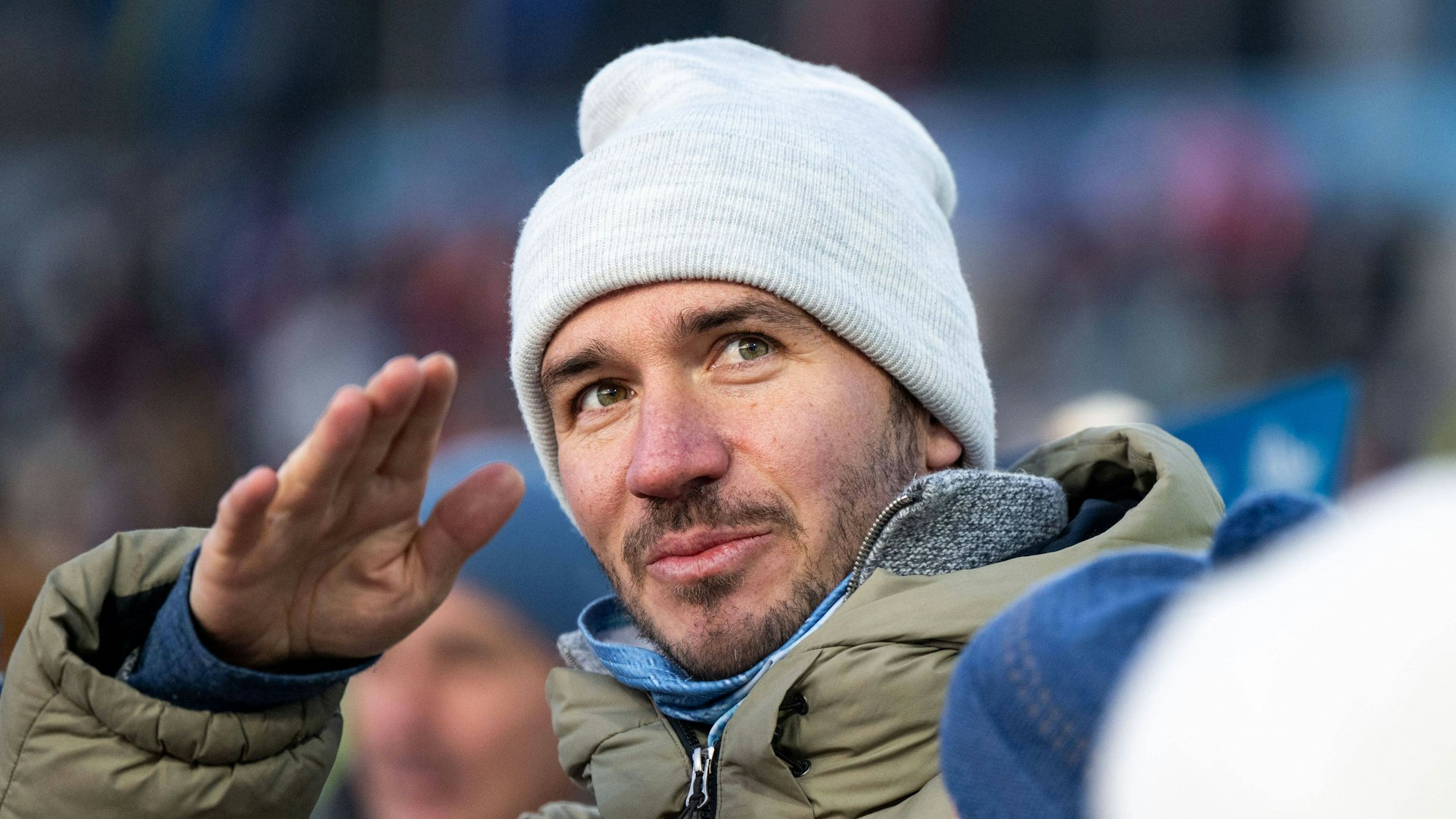 Felix Neureuther im Publikum beim Skispringen.