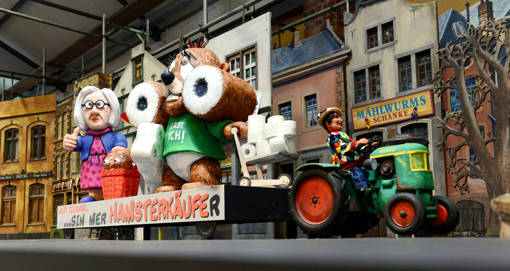 Das Richtfest zum Rosenmontagszug in Pandemie-Zeiten 2021 fiel anders aus als normalerweise: Man präsentierte einen Miniatur-Zug mit Miniatur-Figuren (Archiv)