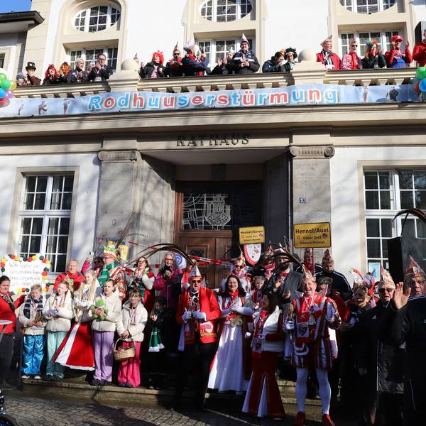 Sämtliche Tollitäten der Stadt unterstützten die Hennefer Stadtsoldaten bei der Rathauserstürmung.
