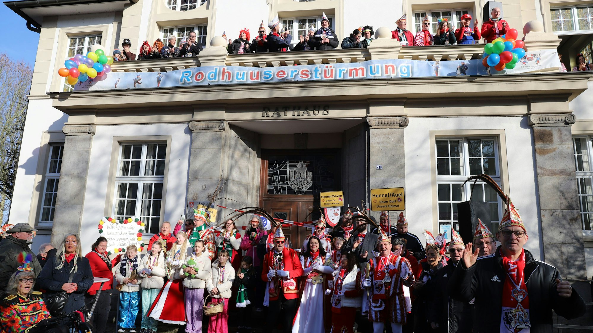 Sämtliche Tollitäten der Stadt unterstützten die Hennefer Stadtsoldaten bei der Rathauserstürmung.