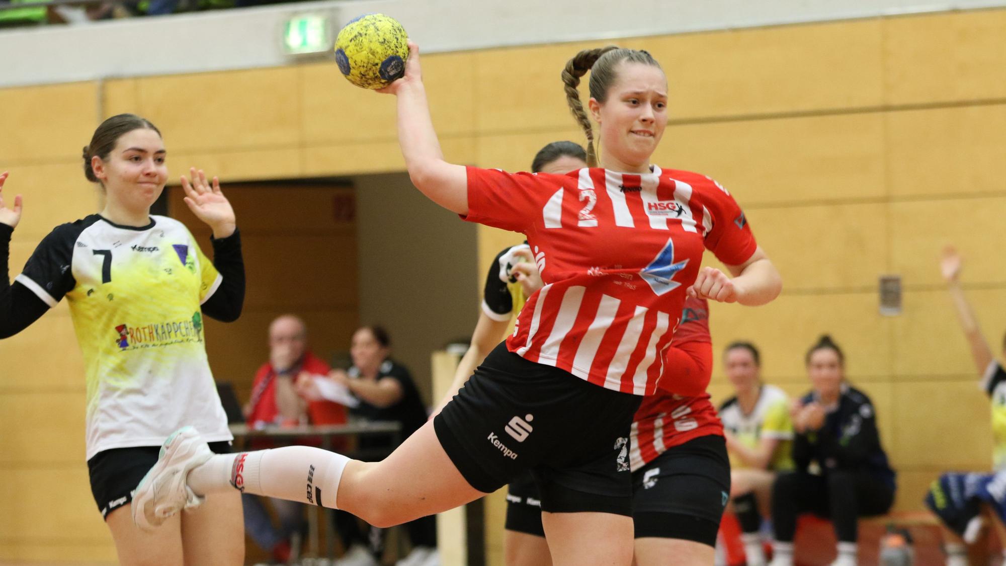 Lena Esser wirft aufs Tor. Im Hintergrund hebt eine Gegenspielerin entschuldigend die Hände.