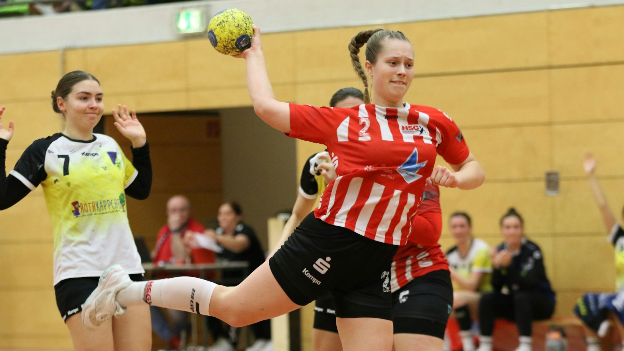 Lena Esser wirft aufs Tor. Im Hintergrund hebt eine Gegenspielerin entschuldigend die Hände.