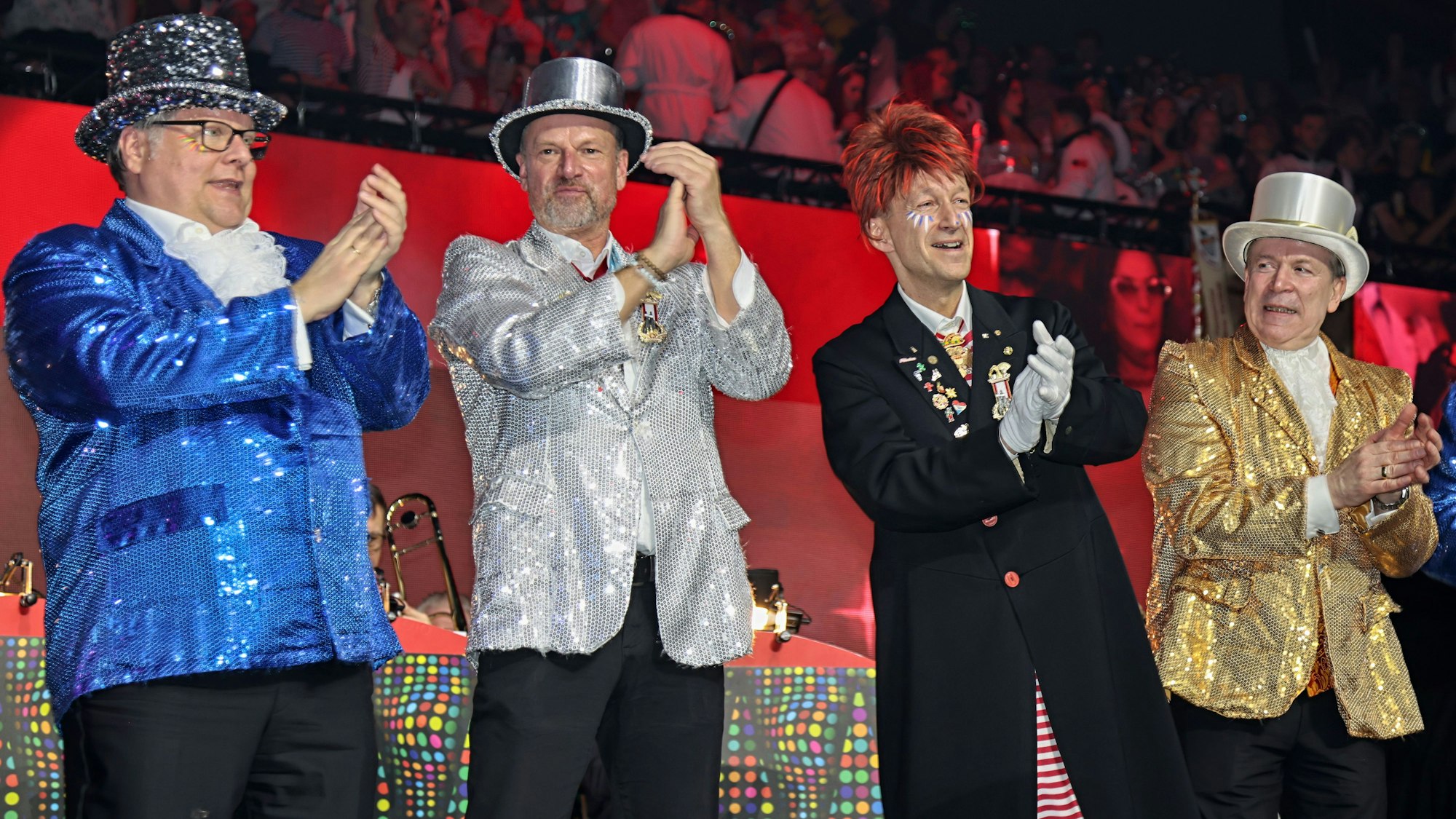 Sitzungsleiter Markus Pohl mit dem Elferrat des Festkomitees.