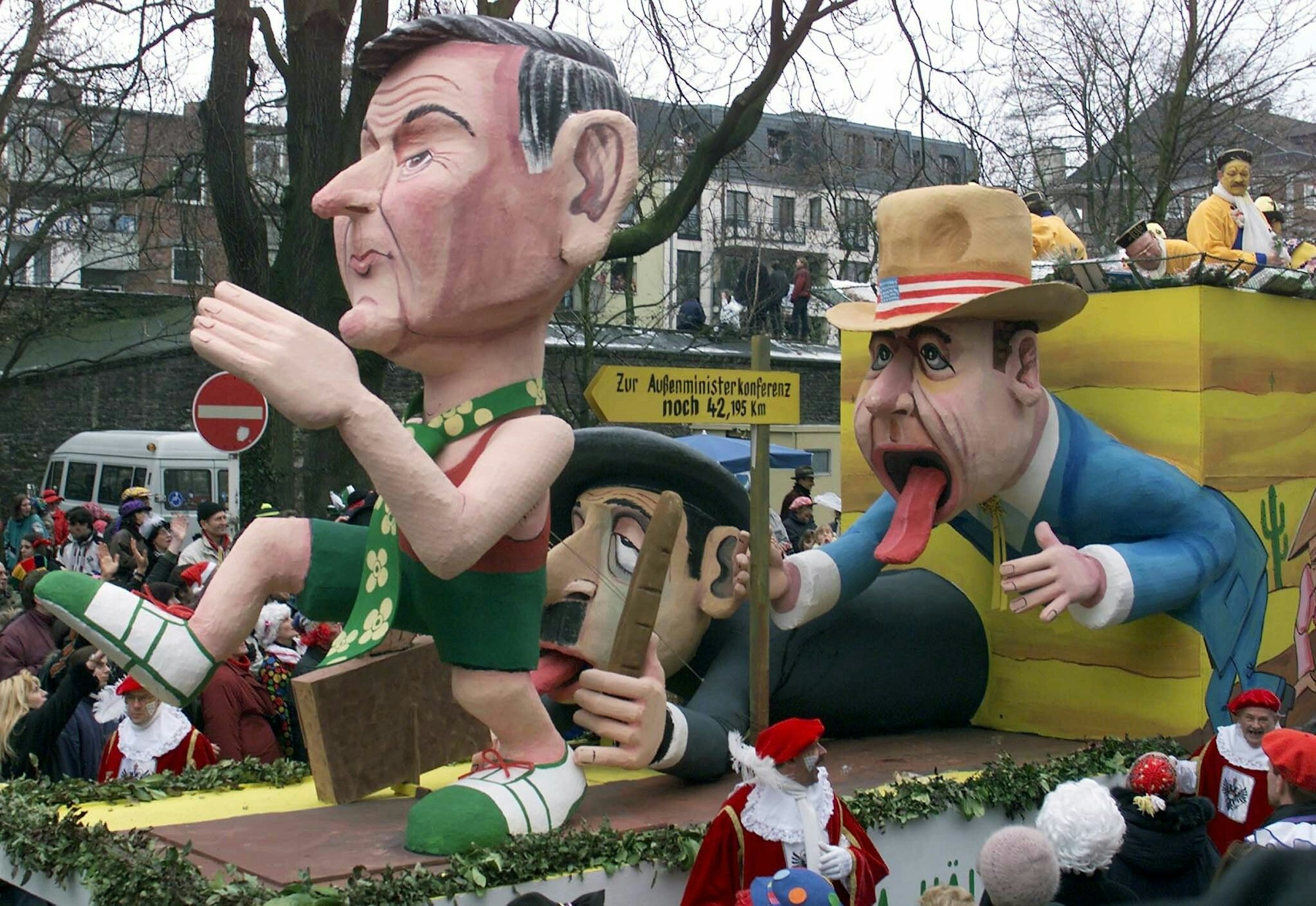 Bundesaußenminister Joschka Fischer als Marathonläufer zur Außenministerkonferenz ist am Rosenmontag (15.02.1999) in Köln beim Rosenmontagszug auf einem Wagen dargestellt. 9000 Jecken beteiligen sich in diesem Jahr am traditionellen Kölner Umzug, über eine Millionen Zuschauer dürften entlang des Zugweges den Höhepunkt des Straßenkarnevals feiern. dpa (Digitale Fotografie) +++ dpa-Bildfunk +++