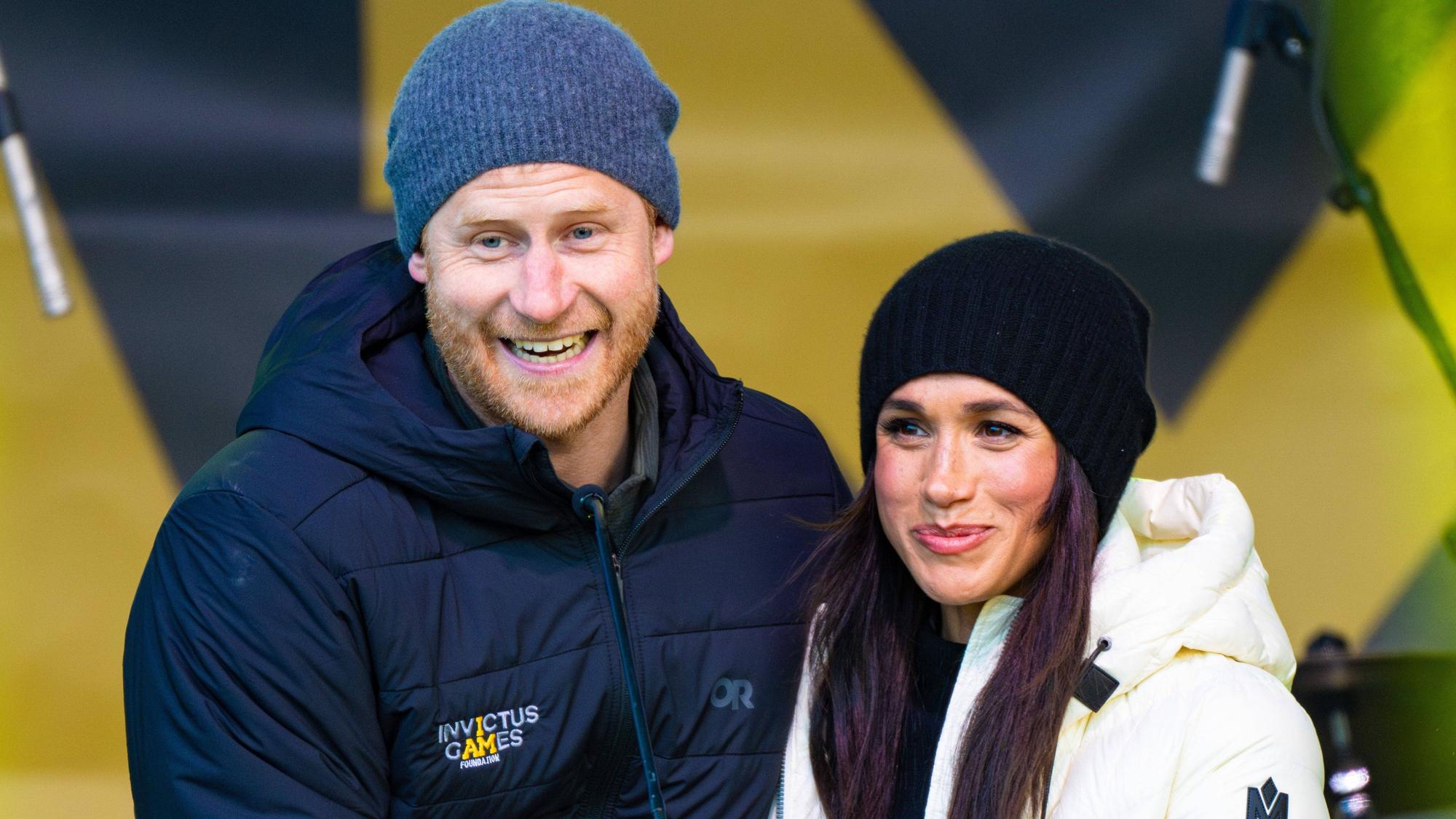 Prinz Harry und Meghan Markle posieren.
