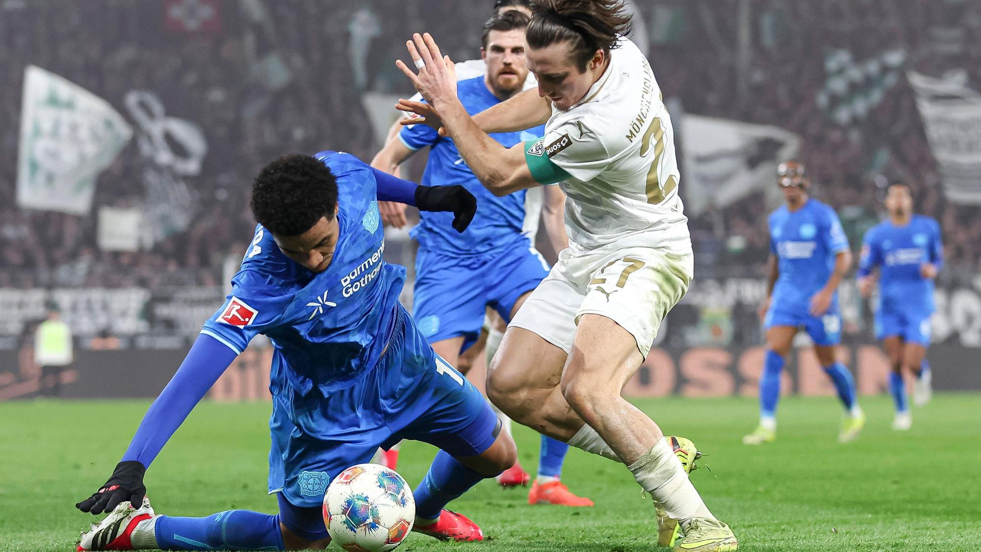 Malik Tillmann Bayer 04 Leverkusen und Rocco Reitz Borussia Mönchengladbach im Zweikampf waehrend des Spiels der Bundesliga zwischen Borussia Mönchengladbach und Bayer 04 Leverkusen, Stadion im Borussia-Park am 07. February 2026 in Mönchengladbach, Deutschland. Foto von Oliver Kaelke/DeFodi Images Malik Tillmann Bayer 04 Leverkusen und Rocco Reitz Borussia Mönchengladbach battle for the ball during the Bundesliga match between Borussia Mönchengladbach and Bayer 04 Leverkusen at Stadion im Borussia-Park on February 7, 2026 in Mönchengladbach, Germany. Photo by Oliver Kaelke/DeFodi Images DFL regulations prohibit any use of photographs as image sequences and/or quasi-video. Photo by Oliver Kaelke/DeFodi Images - *** Malik Tillmann Bayer 04 Leverkusen and Rocco Reitz Borussia Mönchengladbach battle for the ball during the Bundesliga match between Borussia Mönchengladbach and Bayer 04 Leverkusen, Stadion im Borussia Park on February 07, 2026 in Mönchengladbach, Germany Photo by Oliver Kaelke DeFodi Images Malik Tillmann Bayer 04 Leverkusen and Rocco Reitz Borussia Mönchengladbach battle for the ball during the Bundesliga match between Borussia Mönchengladbach and Bayer 04 Leverkusen at Stadion im Borussia Park on February 7, 2026 in Mönchengladbach, Germany Photo by Oliver Kaelke DeFodi Images DFL regulations prohibit any use of photographs as image sequences and or quasi video Photo by Oliver Kaelke DeFodi Images