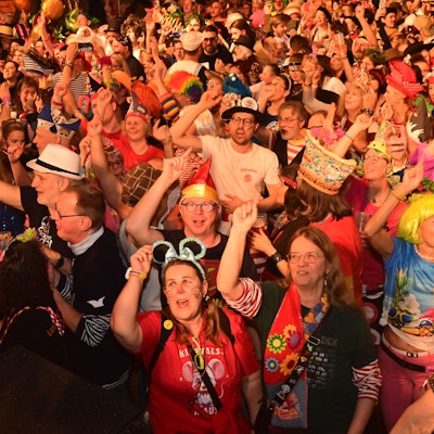 Das Publikum in der Live Music Hall feiert bei „Loss mer singe“.