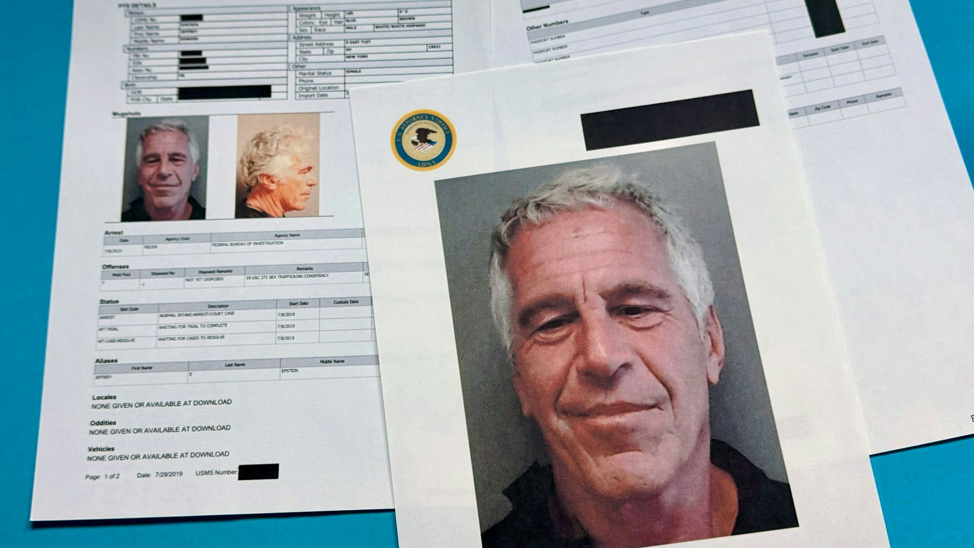 US-Justizunterlagen zu Jeffrey Epstein: Zu sehen sind Fahndungs- und Haftdokumente sowie ein Haftfoto des verurteilten Sexualstraftäters, dessen Netzwerk derzeit erneut im Fokus von Ermittlungen steht.