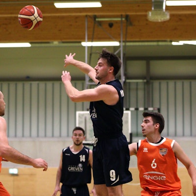 Jan Züll guckt nach vorne, passt den Ball aber nach rechts und überrascht so die Gegner.