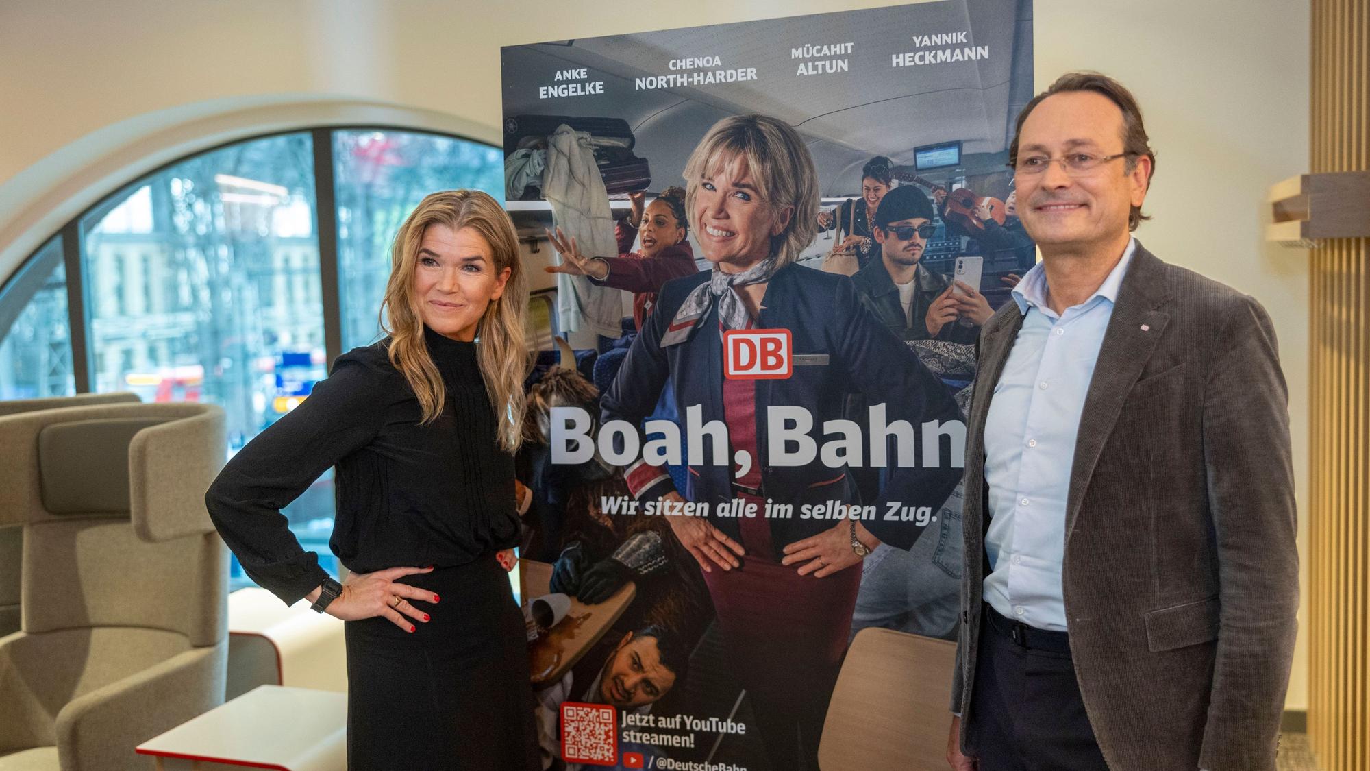 Entertainerin Anke Engelke und Michael Peterson, DB Vorstand Personenfernverkehr, präsentieren beim Presse-Preview die Webserie „Boah, Bahn! Wir sitzen alle im selben Zug.“ (Archivbild vom Oktober 2025)