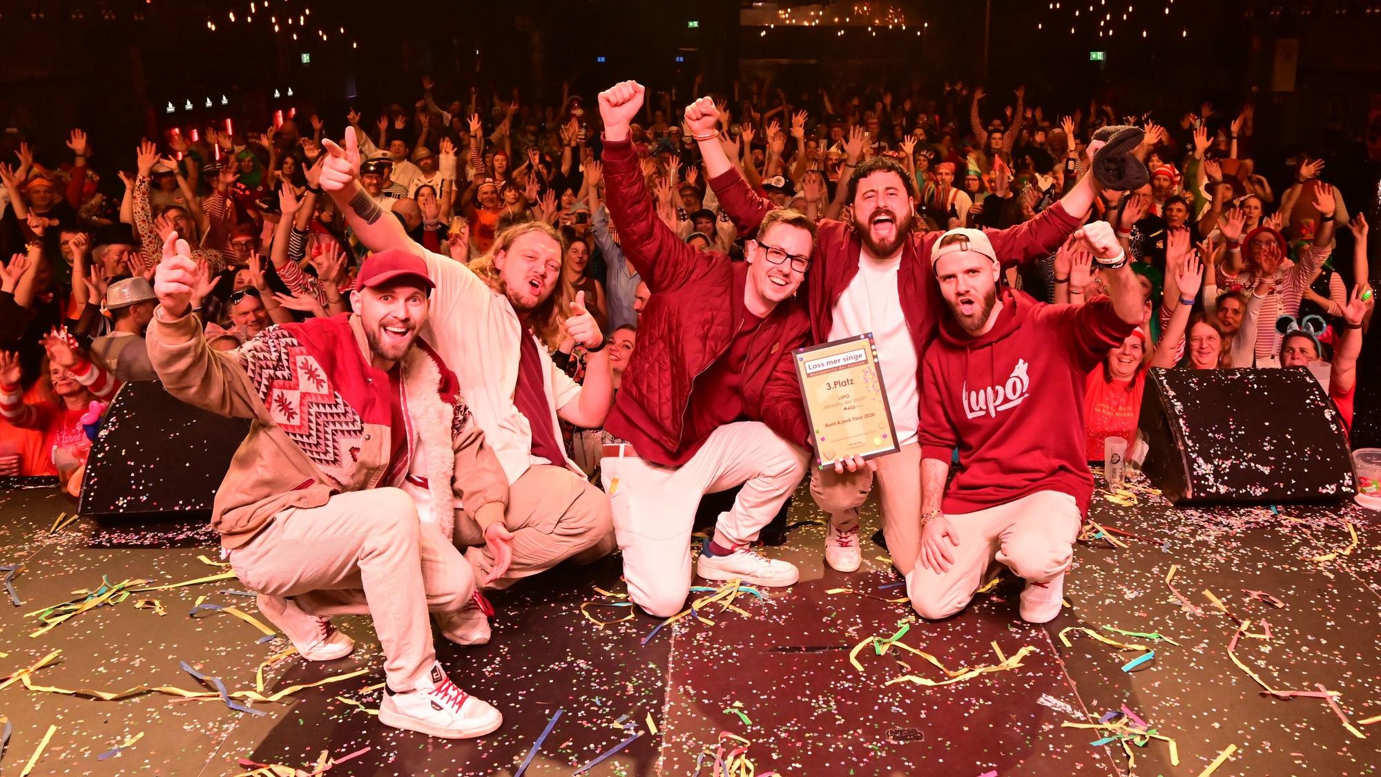 Die Band Lupo feiert auf der Bühne ihren dritten Platz.