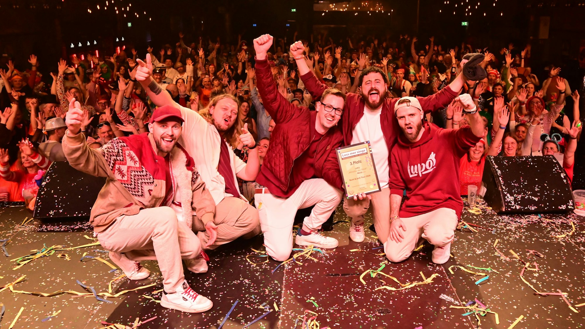 Die Band Lupo feiert auf der Bühne ihren dritten Platz.