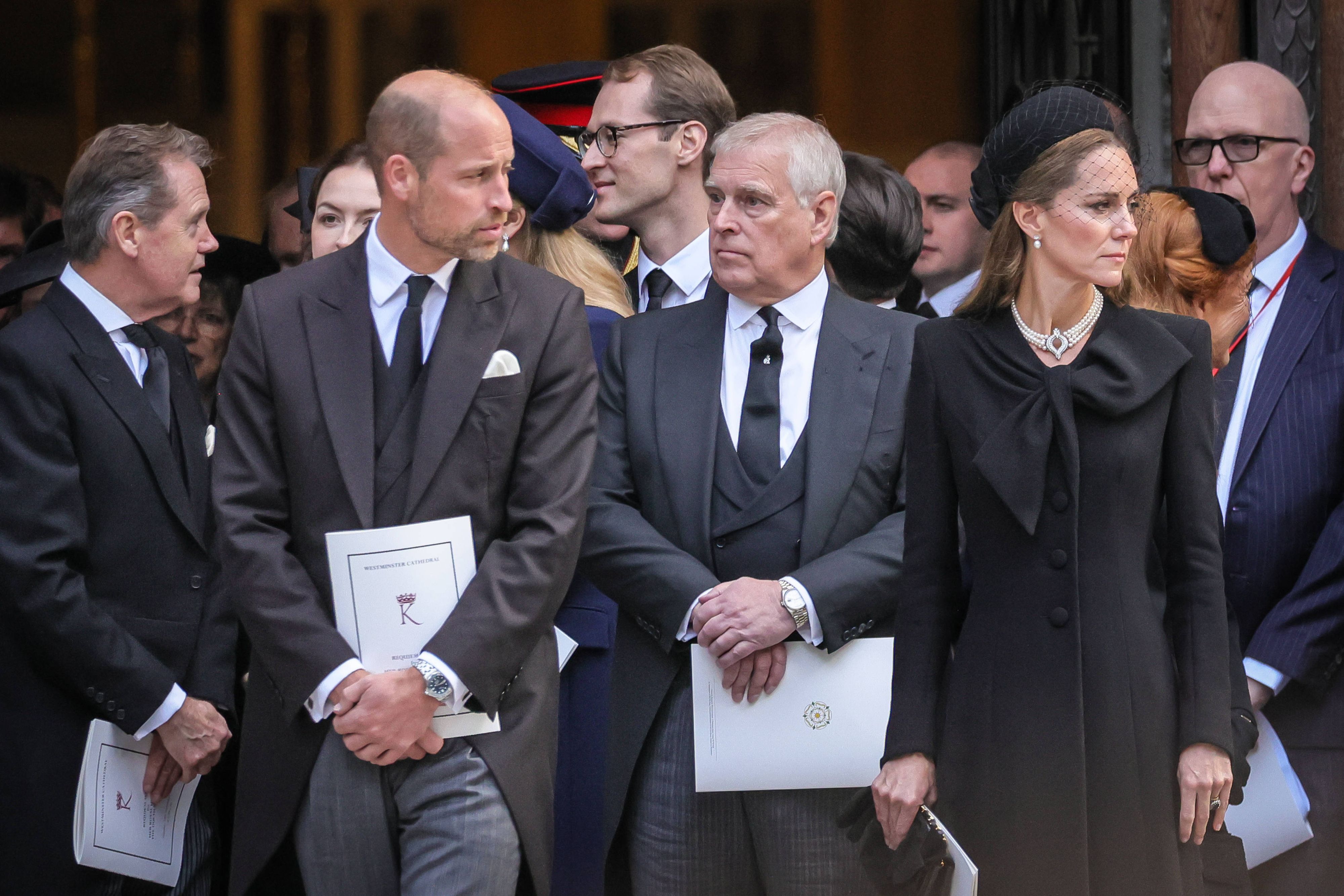 Prinz William, Andrew Mountbatten-Windsor und Prinzessin Kate stehen nebeneinander,