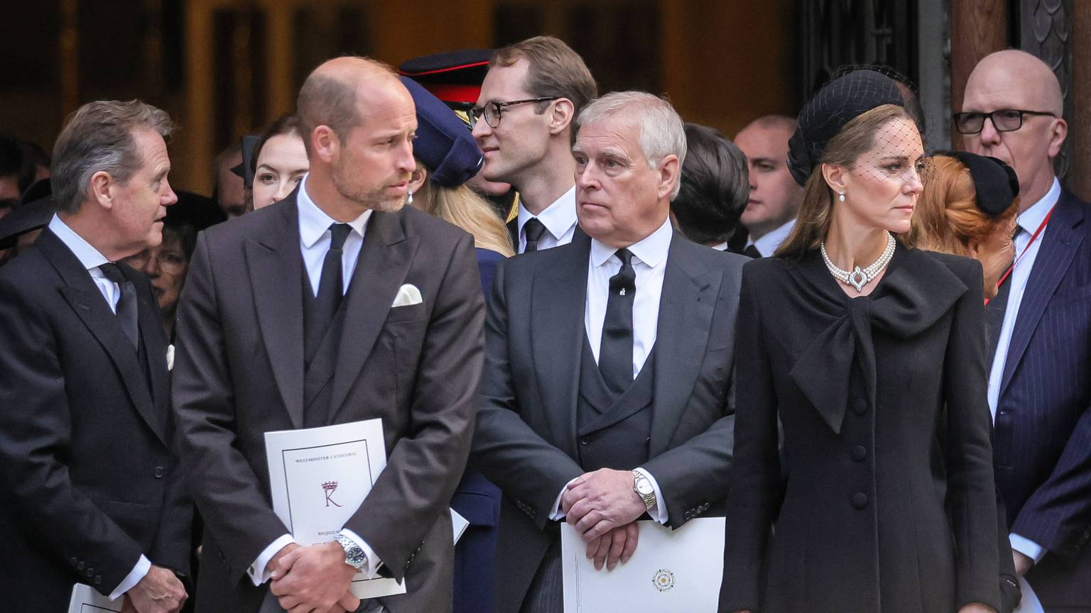 Prinz William, Andrew Mountbatten-Windsor und Prinzessin Kate stehen nebeneinander,