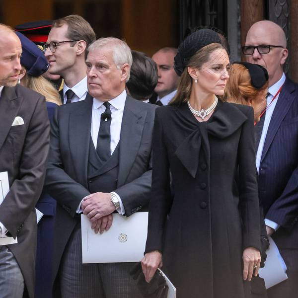 Prinz William, Prinz Andrew und Prinzessin Kate stehen nebeneinander.