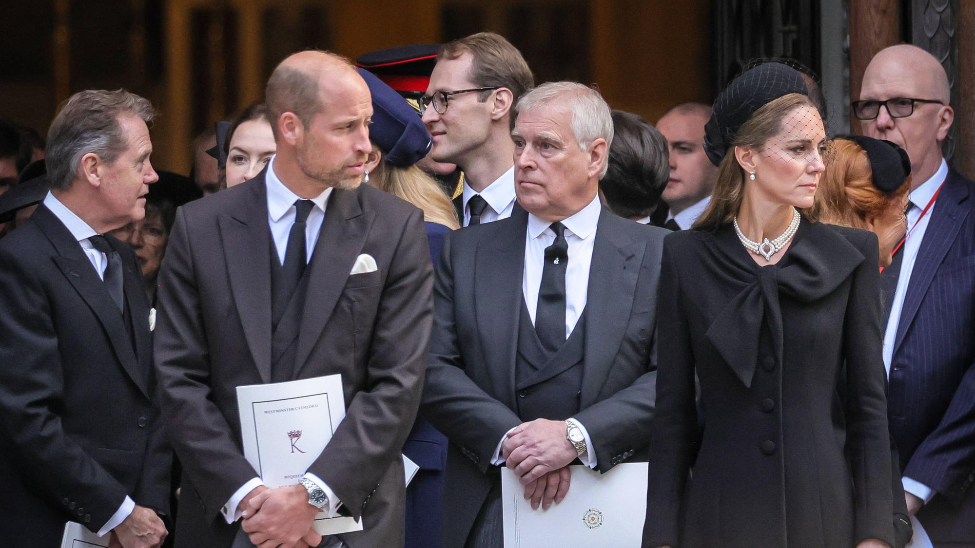 Prinz William, Prinz Andrew und Prinzessin Kate stehen nebeneinander.