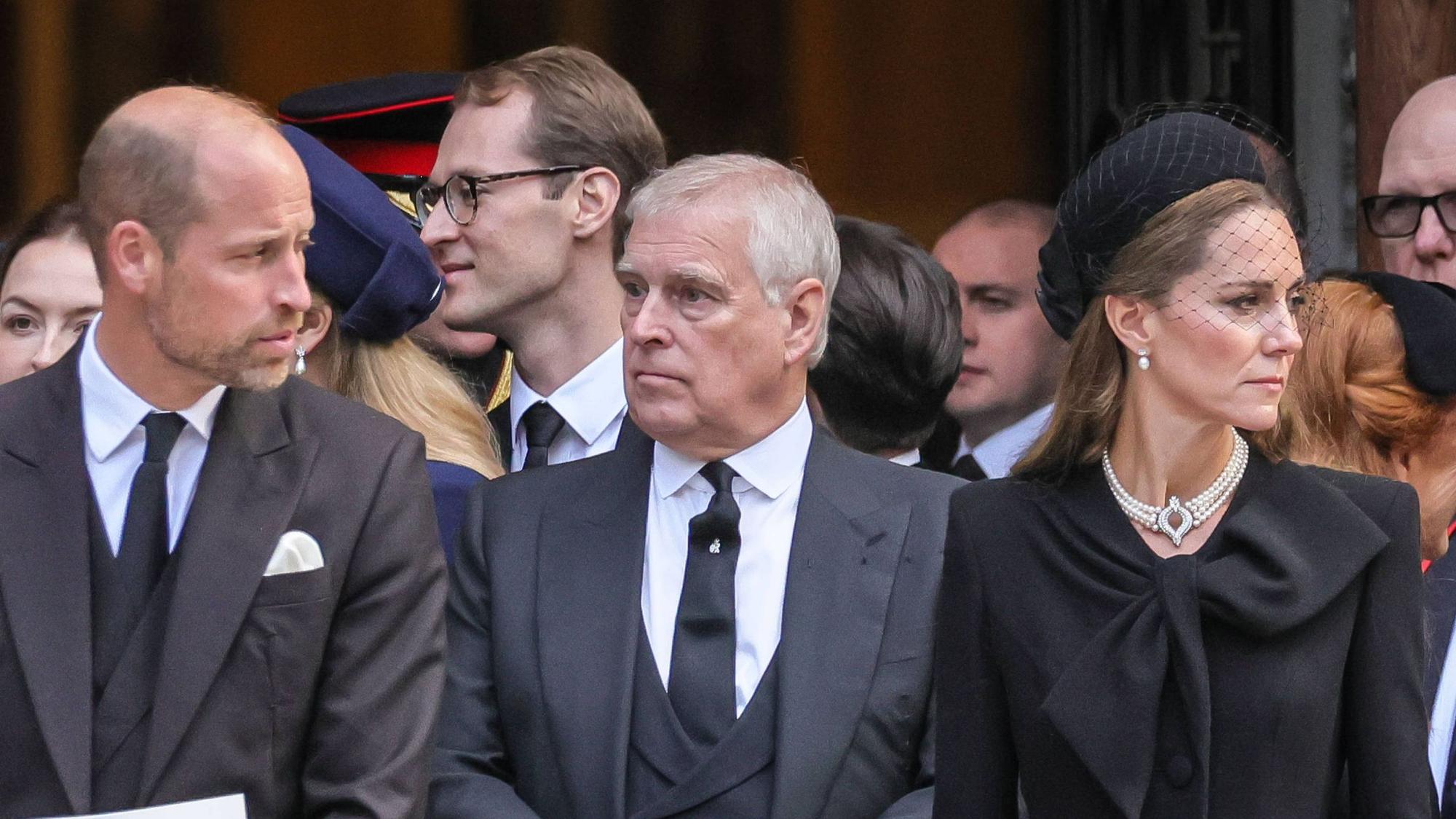 Prinz William, Andrew Mountbatten-Windsor und Prinzessin Kate stehen nebeneinander,