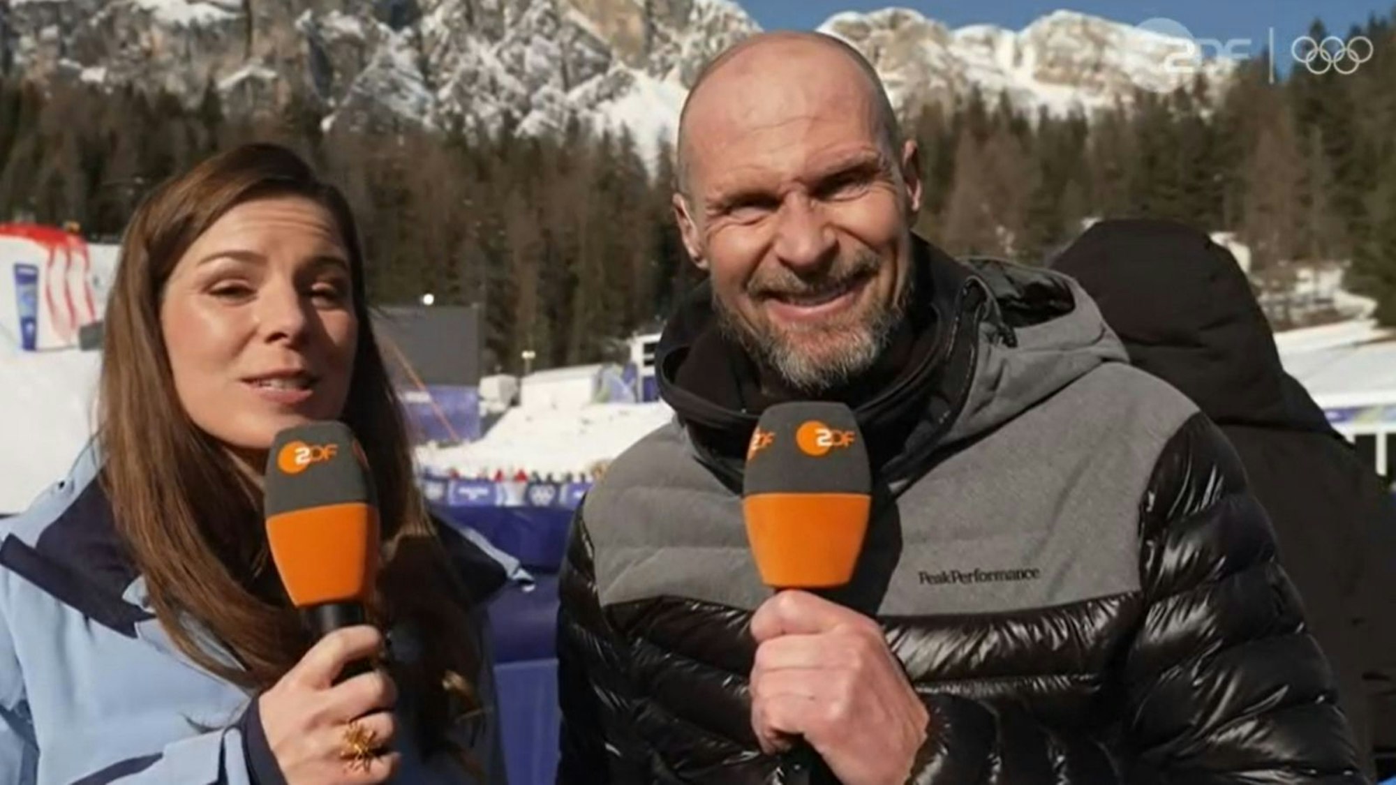 Amelie Stiefvatter und TV-Experte Marco Büchel berichten von der Damen-Abfahrt. (Bild: ZDF)