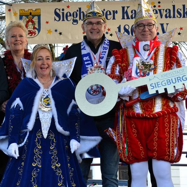 Zufrieden präsentiert das Siegburger Prinzenpaar den Schlüssel für das Rathaus der Kreisstadt.
