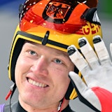 Max Langanhan winkt den Fans zu.