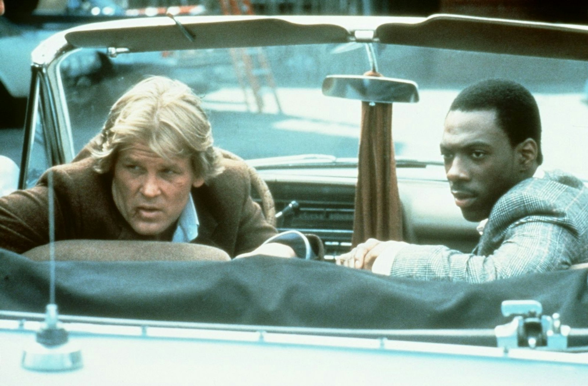 Einer der größten Erfolge von Nick Nolte und Eddie Murphy: In Walter Hills Action-Komödie „Nur 48 Stunden“ spielten die beiden einen Poliisten (Nolte) und einen Ex-Knacki, die Jagd auf einen skrupellosen Gangster machen. (Bild: kabel eins / Paramount Pictures)