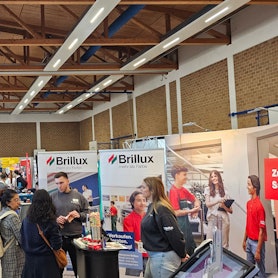 Besucherinnen und Besucher informieren sich auf der Ausbildungsbörse in einer Sporthalle.